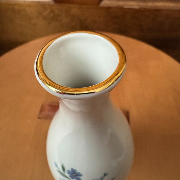 #1 Royal Kent White w/Blue Forget-Me-Nots Porcelain Bud Vase - Picture 6 of 8